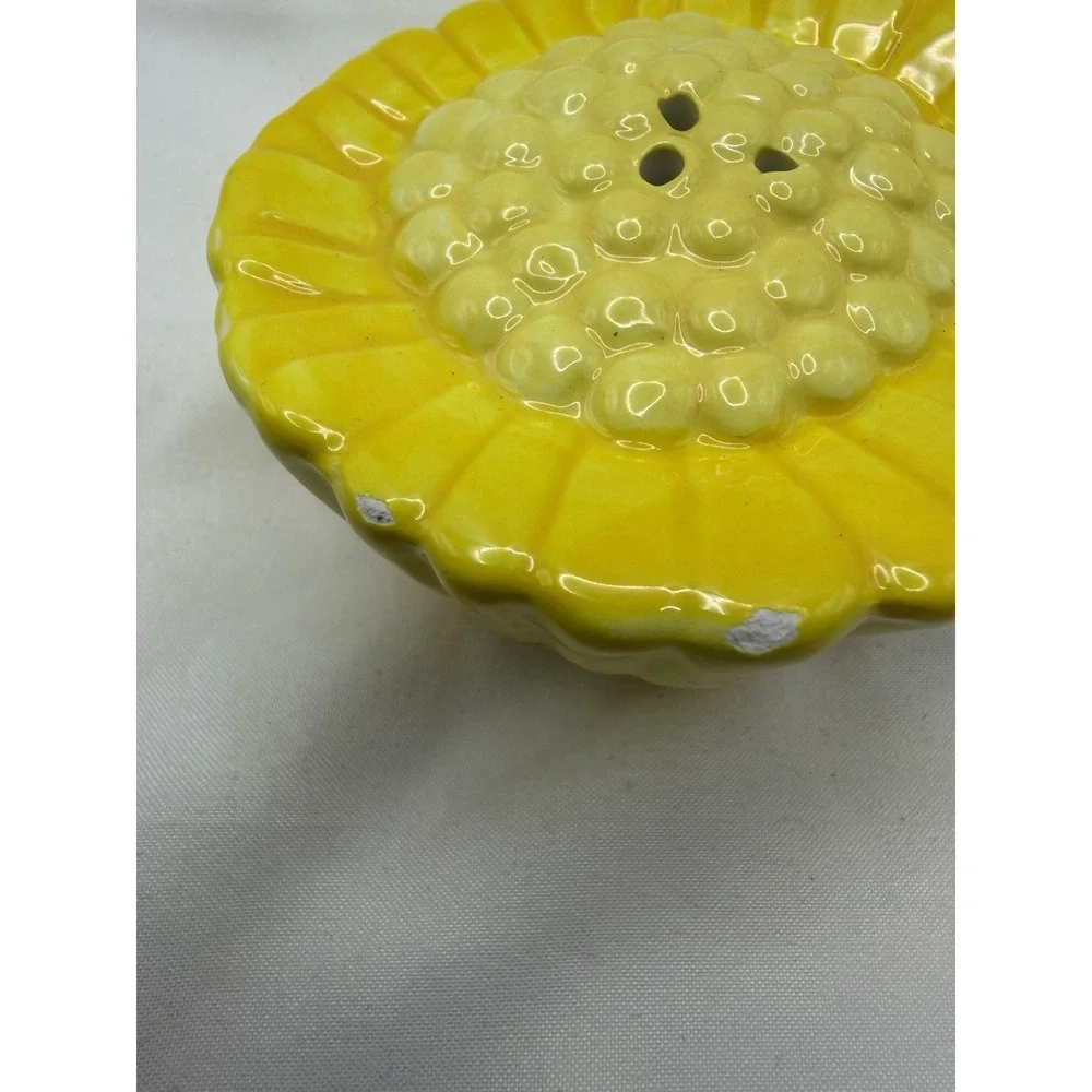 Tag Sunflower Yellow White Flower Bumble Bee Salt & Pepper Shakers